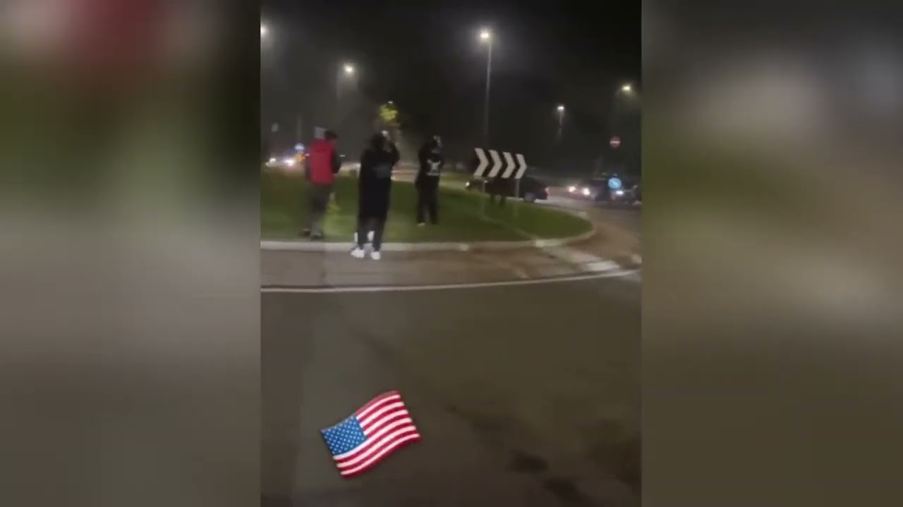 Derapate, impennate, petardi: le corse clandestine nel parcheggio del cimitero di Bruzzano a Milano