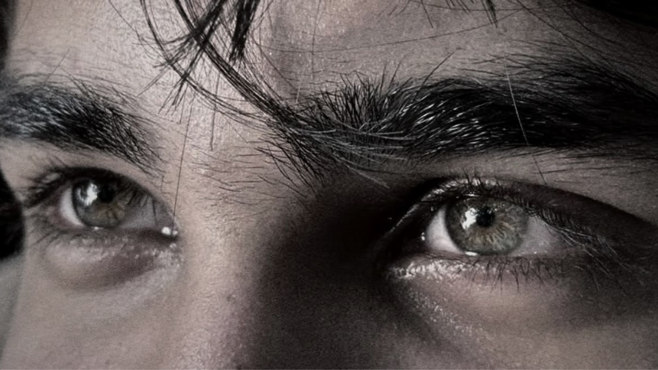 ❝𝐬𝐭𝐨𝐩 𝐥𝐨𝐨𝐤𝐢𝐧𝐠 𝐚𝐭 𝐦𝐞 𝐰𝐢𝐭𝐡 𝐭𝐡𝐨𝐬𝐞 𝐞𝐲𝐞𝐬...❞ (obsessed su