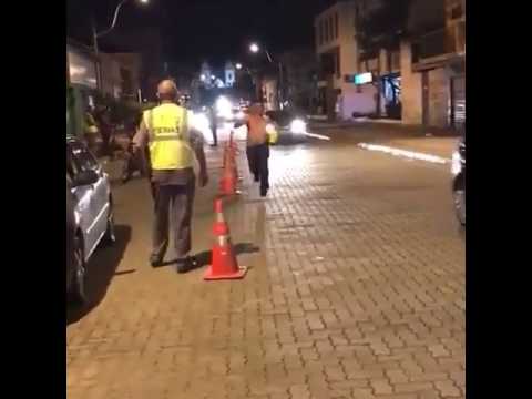 Bêbado passa em alta velocidade no bloqueio policial de Juquitiba