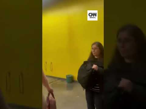 Temporal em SP: água escorre pelo teto da estação Paraíso do metrô na tarde desta quarta, 14/10