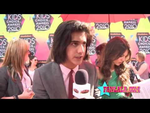Victorious Stars' Avan Jogia & Victoria Justice Chat on the Orange Carpet
