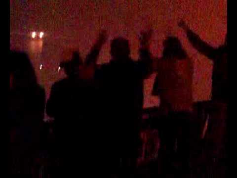 Fans verrassen spelersbus De Graafschap op viaduct