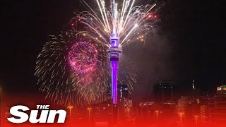 Download lagu LIVE New Zealand welcomes 2023 with fireworks and ... mp3