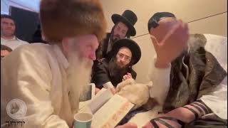 הרב דב קוק שליט"א מברך את המקובל הגרי"מ מורגנשטרן שהגיע לביקור במעונו