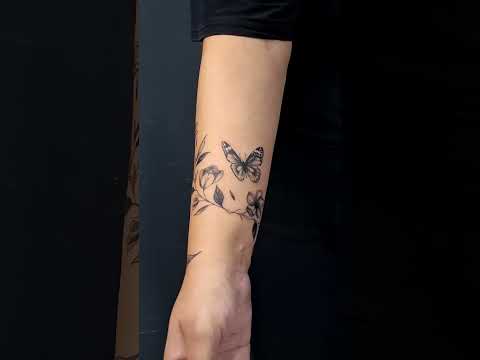Trabalho exclusivo para a Diany! #flores #floral #floraltattoo #borboletas #rock #tattooartist
