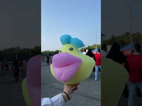 製作棉花糖雕塑 #短褲 #foodinsider #棉花糖 #foodfestivals #foodies #nyc (Making cotton candy sculptures #shorts #foodinsider #cottoncandy #foodfestivals #foodies #nyc)