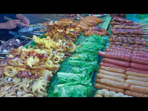 Excelente comida de rua em Bangkok no mercado flutuante de Bang Nam Phueng. Tailândia