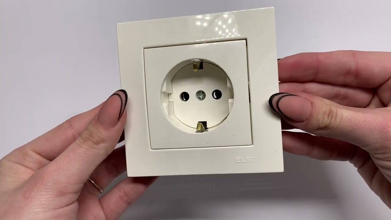 Розетка одинарная с заземлением ELBI VEGA белый (510-010200-217)