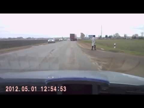 Caminhão desvia de " zombie " na estrada.