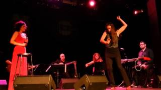 Elena Gadel cantando "Perdóname por eso" en Luz de Gas