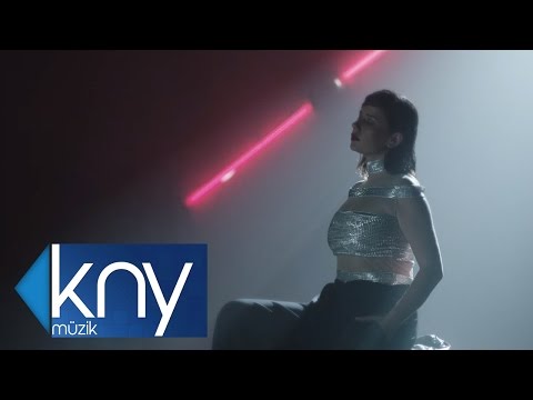 MERVE ÖZBEY - YAŞ HİKAYESİ (Official Video)