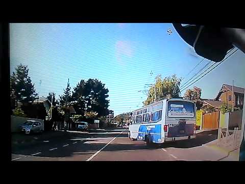 Micrero sale del paradero de forma imprudente.