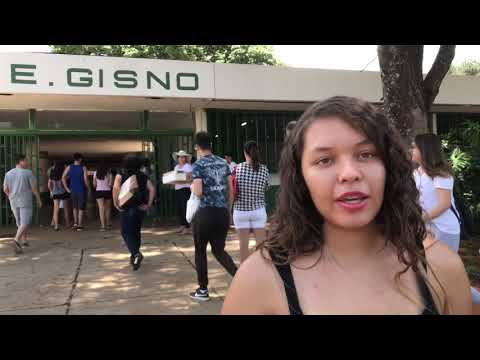 Estudantes chegam para o segundo dia de provas do ENEM 2019