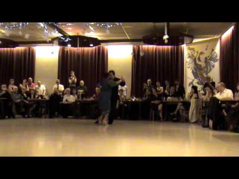  María del Carmen Romero  and  Jorge Dispari  are  dancing  to  the  tango  "  Te Aconsejo Que Me Olvides  "