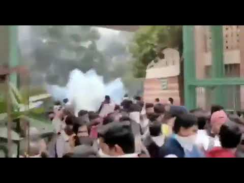 इसको कुछ लोग शांतिपूर्ण प्रदर्शन का नाम देते हैं, यदि इस पर पुलिस कोई एक्शन ले तो वो हिंसक ?