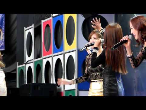 MBC Korean Wave @ Google - SISTAR leaving the stage