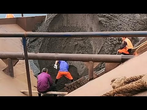 Barge unloads 2800 tons of alluvial sand - The flow of sand is amazing