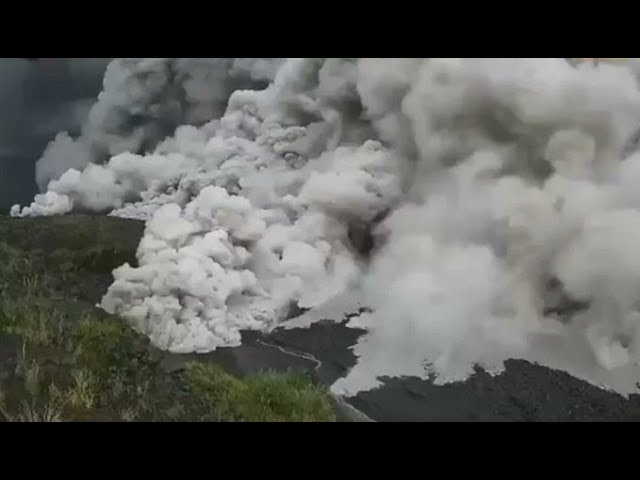 Flujos piroclásticos por erupción del volcán Semeru en Indonesia