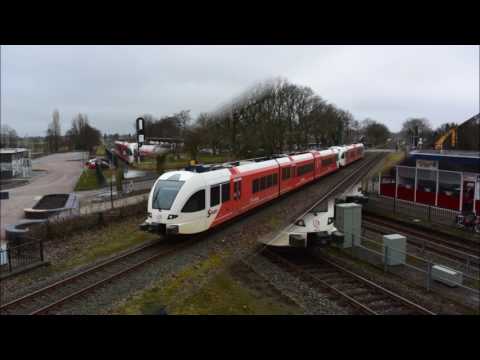 Treinen vanaf de loopbrug in Buitenpost