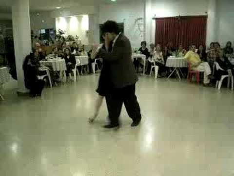 Federico Naveira  and  Inés Muzzopappa  are  dancing  to  the  vals  "  Bajo Un Cielo de Estrellas  "
