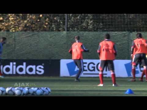 Ajax traint zonder internationals