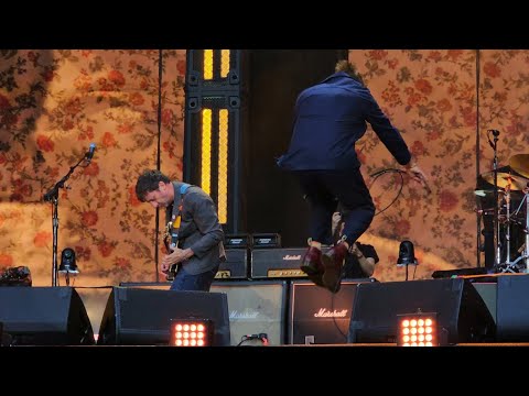 Videoclip de Popscene (Live at Wembley Stadium) — Blur