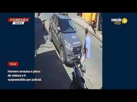 Vídeo: Homem amassa a placa de viatura e é surpreendido por policial.
