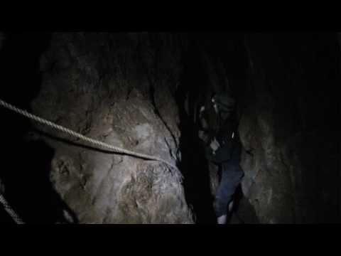 Sebastian tocando musica con estalactitas en cueva Mi50- KI-1