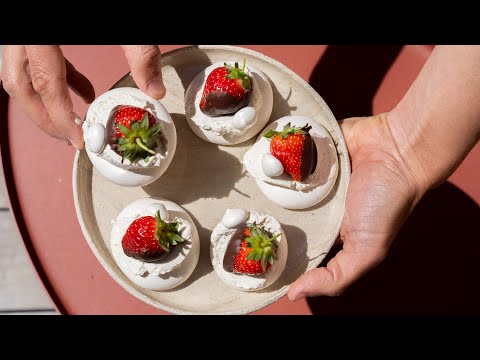 Mini Pavlova with strawberries and dark chocolate