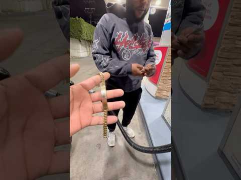 Er verkaufte mir sein 18 Karat Miami Cuban Namensschild Armband