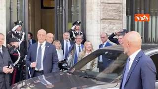 Romeo (Lega) si mette tra i cronisti fuori al Senato, Meloni: Ma che sei passato con la...