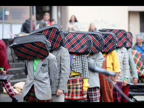 La Deuche Joyeuse - spectacle de rue grand format avec 2CV (Compagnie Générik Vapeur)