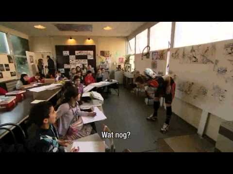 Guillaume Gillet staat voor de tekenklas! Guillaume Gillet pose devant une classe de dessin!