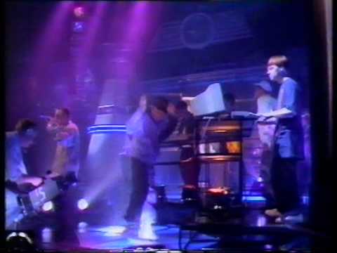 808 State vs MC Tunes - Tunes Splits The Atom (TOTP 1990)