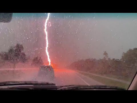 Florida, fulmine cade a pochi metri dall'auto: sembra una detonazione