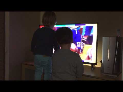 Sven en Evi dansen enigszins