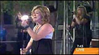 kelly clarkson - one minute performance