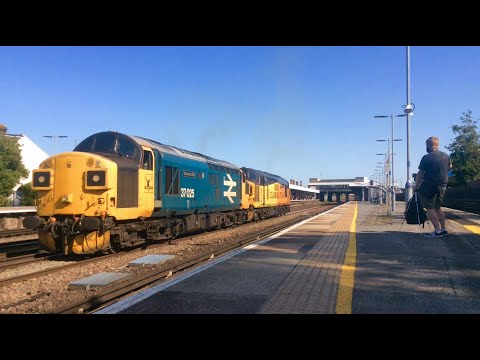 BR Blue 37025 + Colas 37099 erupts out of Tonbridge working 0Z37 (Dollands Moor - Derby) - 18/9/2020