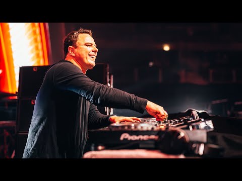 Markus Schulz plays 'Binary Finary - 1998 (Victor Ruiz Remix)' (Transmission Prague 2024) [4K]
