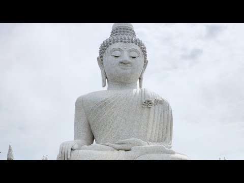 Visitando o Grande Buda, Phutta Ming Mongkol Eknakiri, no topo de Nakkerd Hill Phuket, Tailândia