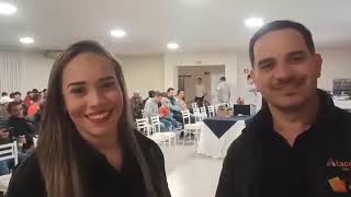 Atacado das Tintas Irati Pr realiza evento dedicado aos pintores de Irati. Thayná Fernanda conversa com o gerente Paulo