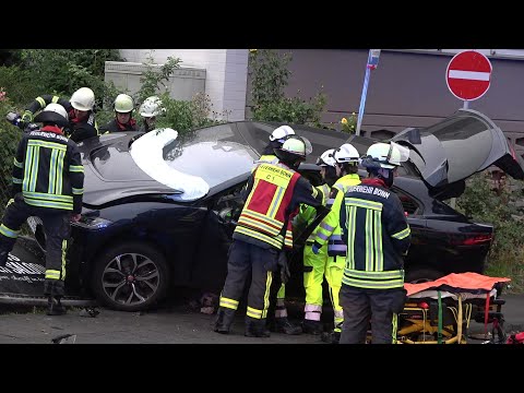 Exklusiv: PKW fährt gegen Gitter des Bonner Cowboys Burger Saloon - Fahrer schwerverletzt am 2.8.23