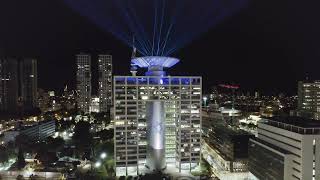 מיצג יום עצמאות 76 על בנין משרד הביטחון בקריה בתל אביב (עדכוני משרד הביטחון) - התמונה מוצגת ישירות מתוך אתר האינטרנט יוטיוב. זכויות היוצרים בתמונה שייכות ליוצרה. קישור קרדיט למקור התוכן נמצא בתוך דף הסרטון