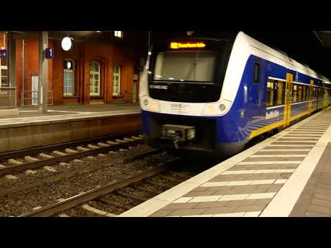 Züge: Bahnhof Bassum mit kurzem Stop am Abend / Trains: Bassum train station with a short stop
