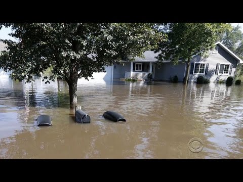 Thousands flee to beat flooding in Cedar