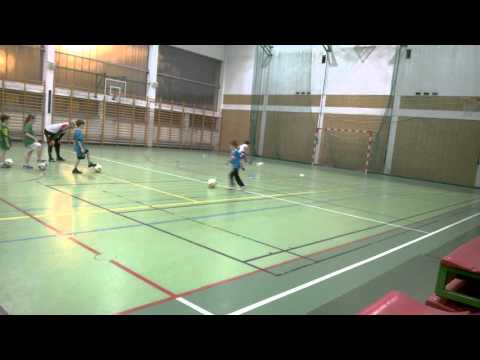 8 letnia dziewczynka strzela na bramkę