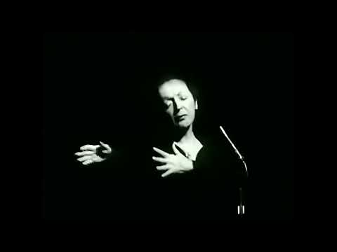 Η Édith Piaf [Εντίτ Πιαφ], ιερό τέρας του γαλλικού τραγουδιού, ερμηνεύει το "La foule" ["Το πλήθος"] (1957). Η σπαρακτική φωνή και η δραματική σκηνική της παρουσία, σε συνδυασμό με τον θυελλώδη, τραγικό βίο της, τη μετέτρεψαν σε θρύλο ήδη εν ζωή· το ίδιο το τραγούδι, με τη μοναχική φιγούρα που παρασύρεται μέσα στο πλήθος, λειτουργεί σχεδόν αλληγορικά για τη σχέση του ιερού τέρατος με τη μάζα των θαυμαστών του.