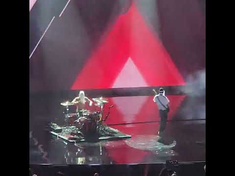 The White Stripes – Rock & Roll Hall of Fame Induction '25 - Twenty One Pilots 'Seven Nation Army'