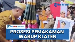 Tangis Haru Bupati Klaten Hamenang saat Taburkan Bunga di Atas Pusara Wabup Benny Indra
