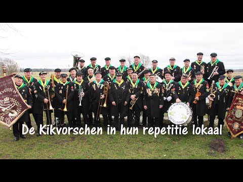 De  Kikvorschen maken muziek in hun repetitie lokaal
